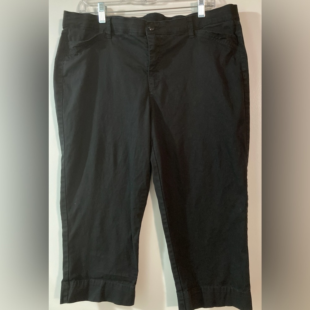 Womens Black Cropped capris by Bandolino, size 12, EUC